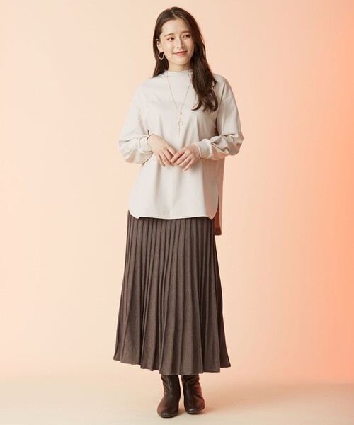 ANY（エニィ）の「プレミアムベーシックモックネック ロングTシャツ（Tシャツ/カットソー・レディース・ブラック系/グレー系/黄土色系/ベージュ系/オレンジ系・4）」の9枚目の写真