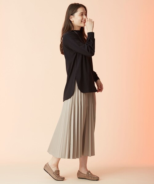 ANY（エニィ）の「プレミアムベーシックモックネック ロングTシャツ（Tシャツ/カットソー・レディース・ブラック系/グレー系/黄土色系/ベージュ系/オレンジ系・4）」の7枚目の写真