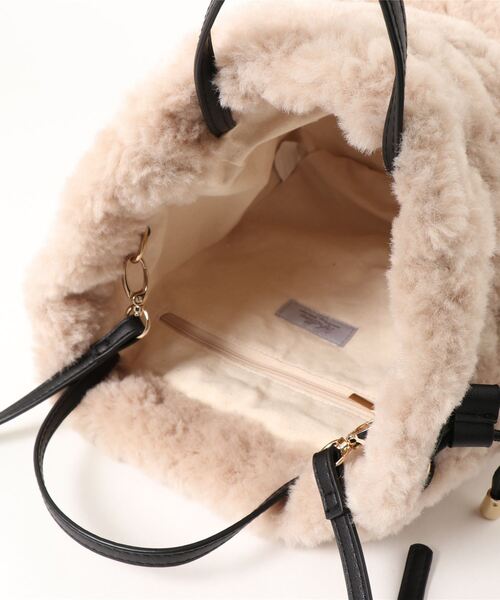 CAPRICIEUX LE'MAGE（カプリシューレマージュ）の「ぷっくりエコファーバッグ（ショルダーバッグ・レディース・アイボリー/グレー・FREE）」の6枚目の写真