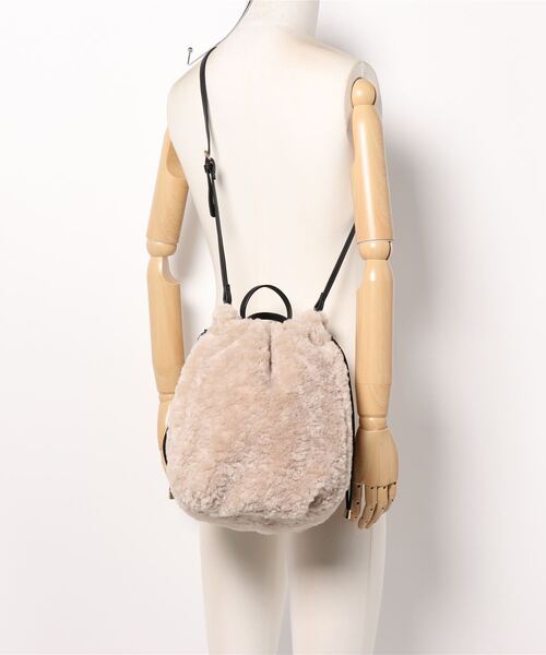 CAPRICIEUX LE'MAGE（カプリシューレマージュ）の「ぷっくりエコファーバッグ（ショルダーバッグ・レディース・アイボリー/グレー・FREE）」の4枚目の写真