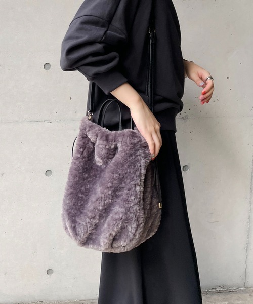 CAPRICIEUX LE'MAGE（カプリシューレマージュ）の「ぷっくりエコファーバッグ（ショルダーバッグ・レディース・アイボリー/グレー・FREE）」の2枚目の写真