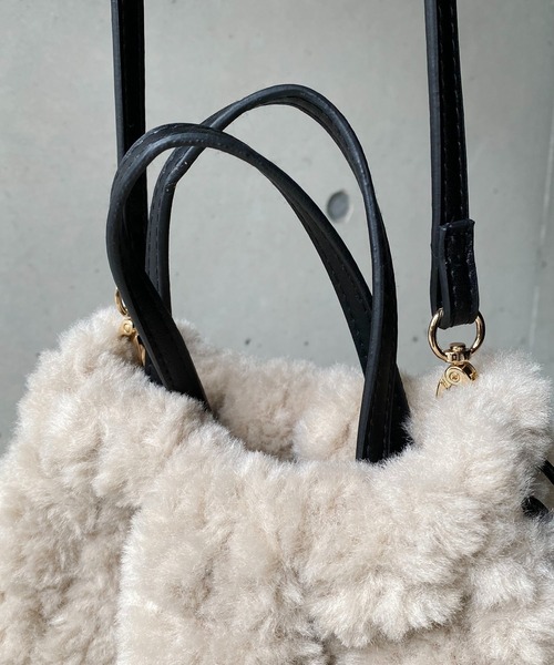 CAPRICIEUX LE'MAGE（カプリシューレマージュ）の「ぷっくりエコファーバッグ（ショルダーバッグ・レディース・アイボリー/グレー・FREE）」の10枚目の写真