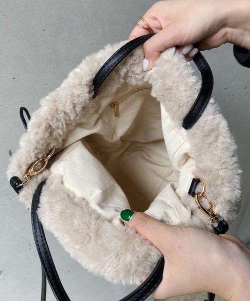 CAPRICIEUX LE'MAGE（カプリシューレマージュ）の「ぷっくりエコファーバッグ（ショルダーバッグ・レディース・アイボリー/グレー・FREE）」の13枚目の写真