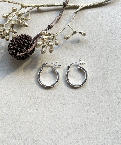 wiwa(ウィワ)の「wiwa:SILVER SMALL HOOP PIERCE スモール フープ ピアス(ピアス(両耳用)・レディース・シルバー/ゴールド・FREE)」の3枚目の写真