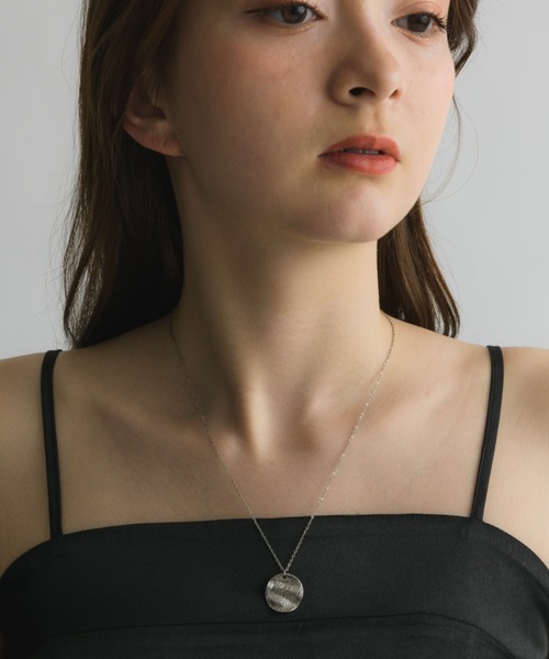 muku(ムク)の「金属アレルギー対応 スクラッチコインネックレス/ サージカルステンレス(ネックレス・レディース・シルバー/ゴールド・52/45)」の11枚目の写真