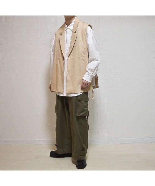 MinoriTY(マイノリティ)の「テーラード サイドスリット ベスト ジレ【MinoriTY×ファッションインフルエンサーたいがコラボ】(ベスト・メンズ・ベージュ/ブラック・L/M)」の19枚目の写真
