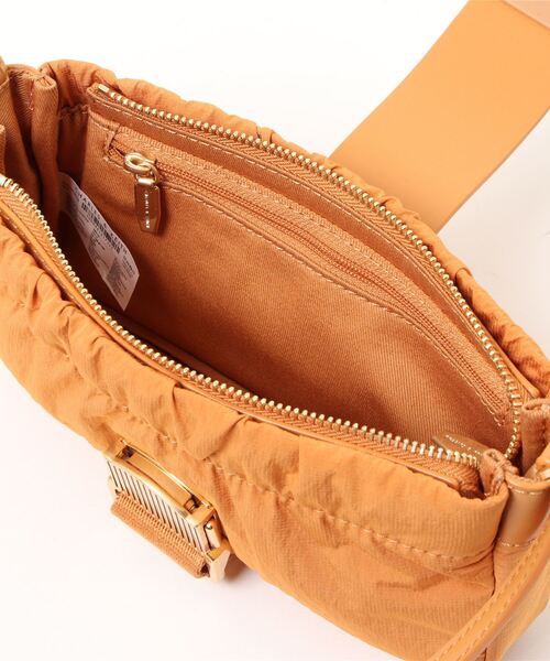 CHARLES & KEITH(チャールズ & キース)の「アスペン ルーシュドフォンポーチ / Aspen Ruched Phone Pouch(ボディバッグ/ウエストポーチ・レディース・グリーン/オレンジ/ライラック/ピンク・XS)」の7枚目の写真