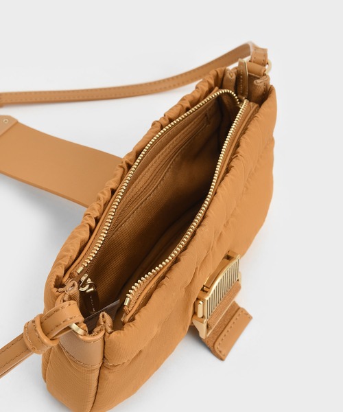 CHARLES & KEITH(チャールズ & キース)の「アスペン ルーシュドフォンポーチ / Aspen Ruched Phone Pouch(ボディバッグ/ウエストポーチ・レディース・グリーン/オレンジ/ライラック/ピンク・XS)」の9枚目の写真