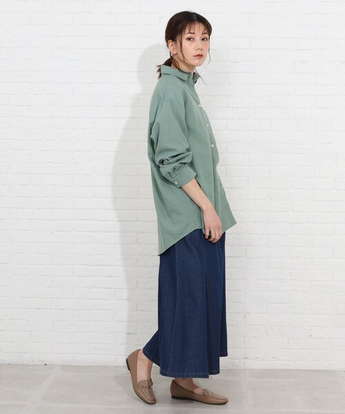 SHOO・LA・RUE（シューラルー）の「◆【洗濯機可/麻混/ドライタッチ】フレンチリネン前開きシャツ（シャツ/ブラウス・レディース・チャコールグレー/ライトブルー/ダークブラウン/イエロー/グリーン/ライトベージュ/グリーン系その他4/ホワイト系/ブラック系1/ブラック系2/ネイビー系2/ピンク系/オレンジ系その他4/ブルー系6/レッド系4/ダークグリーン系2・02/03/04）」の17枚目の写真