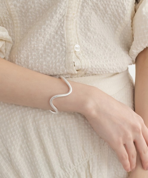 RANDA(ランダ)の「ウェーブバングル(バングル/リストバンド・レディース・ゴールド/シルバー・FREE)」の1枚目の写真