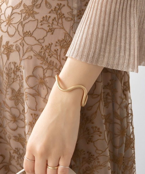 RANDA(ランダ)の「ウェーブバングル(バングル/リストバンド・レディース・ゴールド/シルバー・FREE)」の2枚目の写真