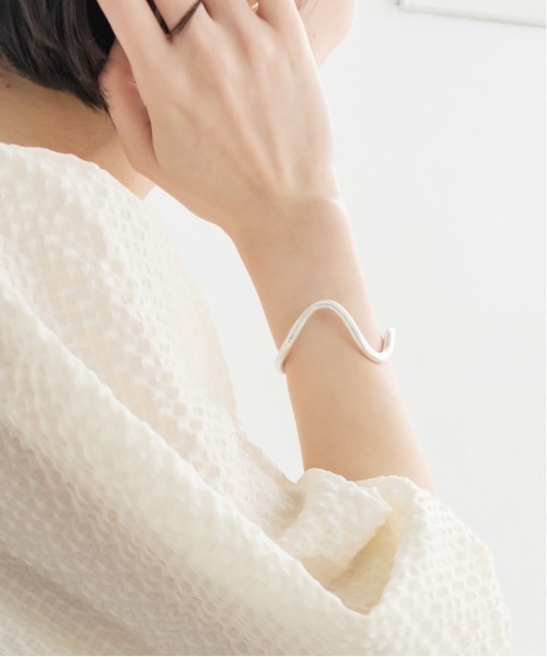RANDA(ランダ)の「ウェーブバングル(バングル/リストバンド・レディース・ゴールド/シルバー・FREE)」の3枚目の写真