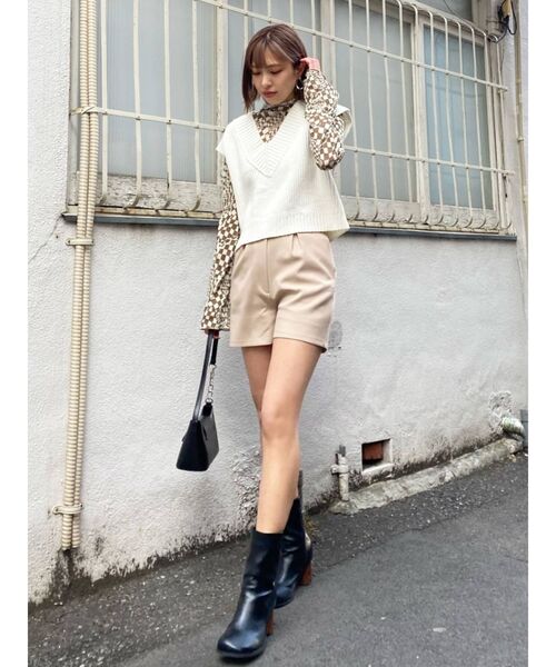 EMODA（エモダ）の「ワイドタックショートパンツ（その他パンツ・レディース・ブラック/ベージュ・SMALL/MEDIUM）」の5枚目の写真