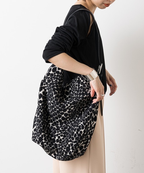 Omekashi（オメカシ）の「ワンハンドル ジャガードトートバッグ（トートバッグ・レディース・ブラック/ベージュ・ONE SIZE）」の4枚目の写真