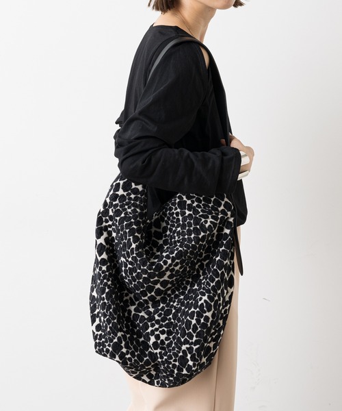 Omekashi（オメカシ）の「ワンハンドル ジャガードトートバッグ（トートバッグ・レディース・ブラック/ベージュ・ONE SIZE）」の3枚目の写真