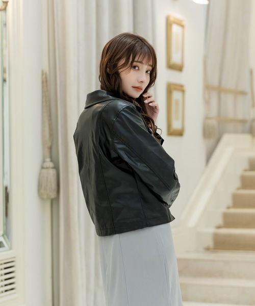 Julia Boutique（ジュリアブティック）の「フェイクレザーショート丈ライダースジャケット/22510（ライダースジャケット・レディース・ブラック/アイボリー・ONE）」の6枚目の写真