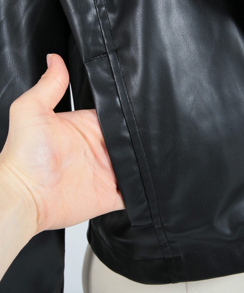 Julia Boutique（ジュリアブティック）の「フェイクレザーショート丈ライダースジャケット/22510（ライダースジャケット・レディース・ブラック/アイボリー・ONE）」の14枚目の写真