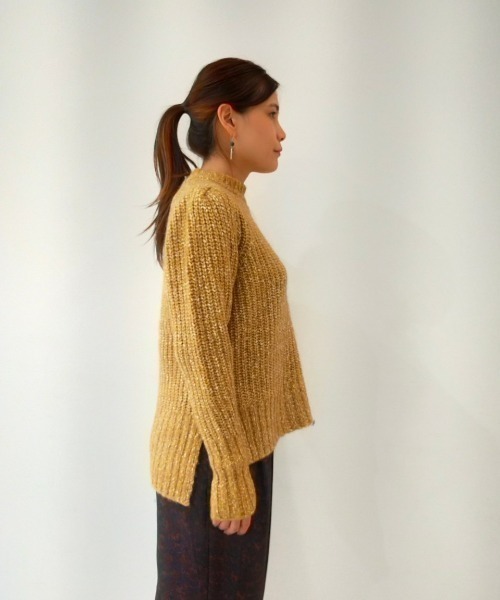 EARIH（アーリ）の「EARIH(アーリ)タックショルダーニット（ニット/セーター・レディース・キャメル・F）」の4枚目の写真