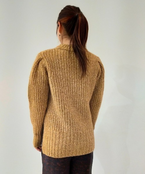 EARIH（アーリ）の「EARIH(アーリ)タックショルダーニット（ニット/セーター・レディース・キャメル・F）」の6枚目の写真