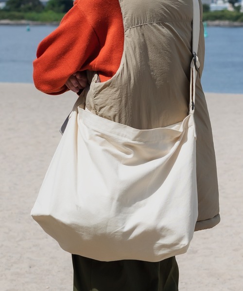 ONCILY(オンシェリー)の「【NEW COLOR】MESSENGER BAG / ミニポーチ付きメッセンジャーバッグ(メッセンジャーバッグ・メンズ・アイボリー/ブラック・FREE)」の6枚目の写真