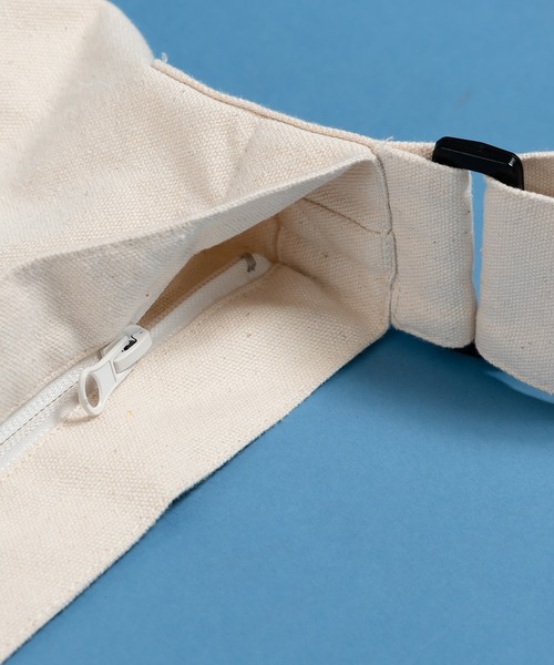 ONCILY(オンシェリー)の「【NEW COLOR】MESSENGER BAG / ミニポーチ付きメッセンジャーバッグ(メッセンジャーバッグ・メンズ・アイボリー/ブラック・FREE)」の16枚目の写真