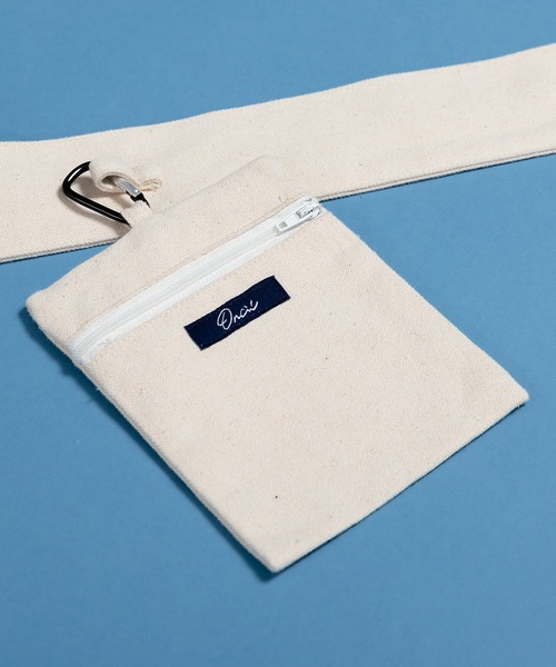 ONCILY(オンシェリー)の「【NEW COLOR】MESSENGER BAG / ミニポーチ付きメッセンジャーバッグ(メッセンジャーバッグ・メンズ・アイボリー/ブラック・FREE)」の14枚目の写真