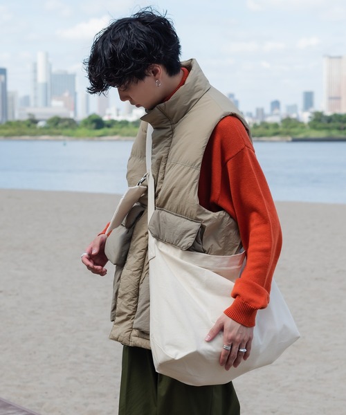 ONCILY(オンシェリー)の「【NEW COLOR】MESSENGER BAG / ミニポーチ付きメッセンジャーバッグ(メッセンジャーバッグ・メンズ・アイボリー/ブラック・FREE)」の13枚目の写真