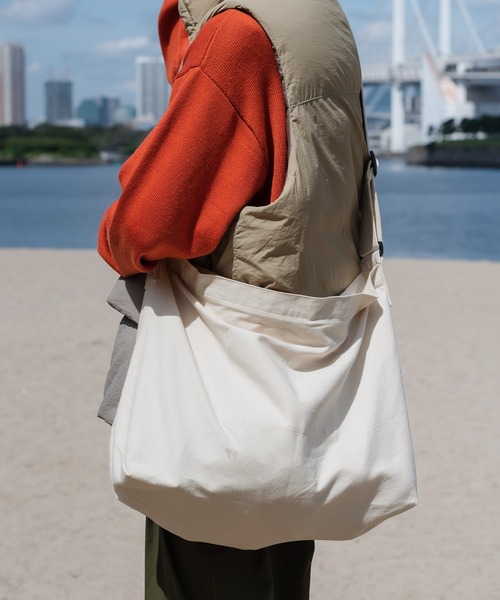 ONCILY(オンシェリー)の「【NEW COLOR】MESSENGER BAG / ミニポーチ付きメッセンジャーバッグ(メッセンジャーバッグ・メンズ・アイボリー/ブラック・FREE)」の15枚目の写真