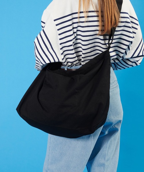 ONCILY(オンシェリー)の「【NEW COLOR】MESSENGER BAG / ミニポーチ付きメッセンジャーバッグ(メッセンジャーバッグ・メンズ・アイボリー/ブラック・FREE)」の22枚目の写真