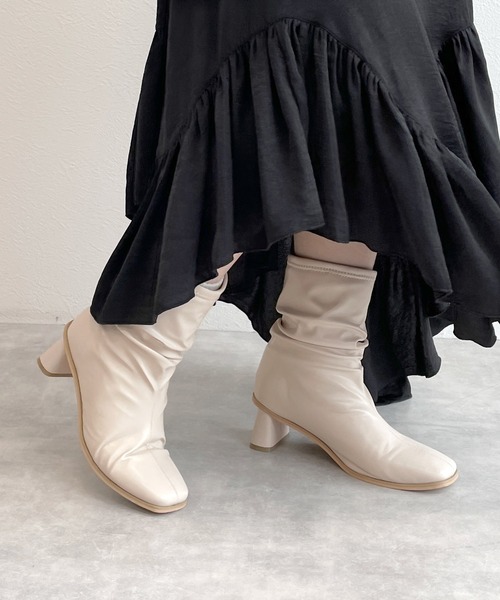 w closet（ダブルクローゼット）の「ギャザーブーツ（ブーツ・レディース・ベージュ/アイボリー/ブラック・M/L）」の2枚目の写真