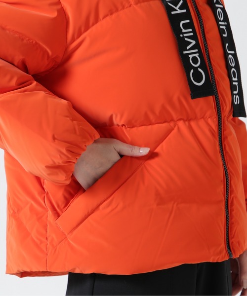 Calvin Klein（カルバン・クライン）の「Calvin Klein Jeans（カルバンクラインジーンズ）コントラストロゴテープダウンジャケット（ダウンジャケット/コート・レディース・ブラック/オレンジ・S）」の8枚目の写真