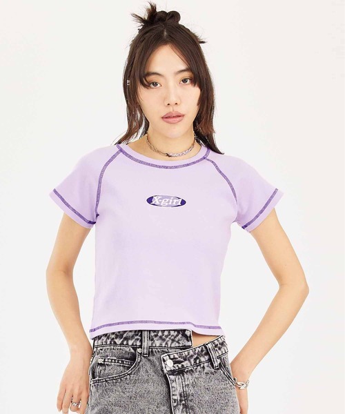 X-girl（エックスガール）の「BICOLOR STITCH S/S BABY TEE（Tシャツ/カットソー・レディース・ライトパープル/ホワイト/ブラック・S/M）」の4枚目の写真
