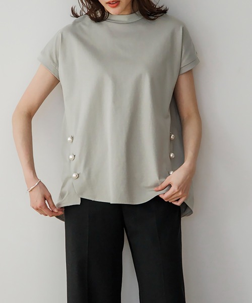 Emma Taylor（エマテイラー）の「パール釦スリットカットソー（T