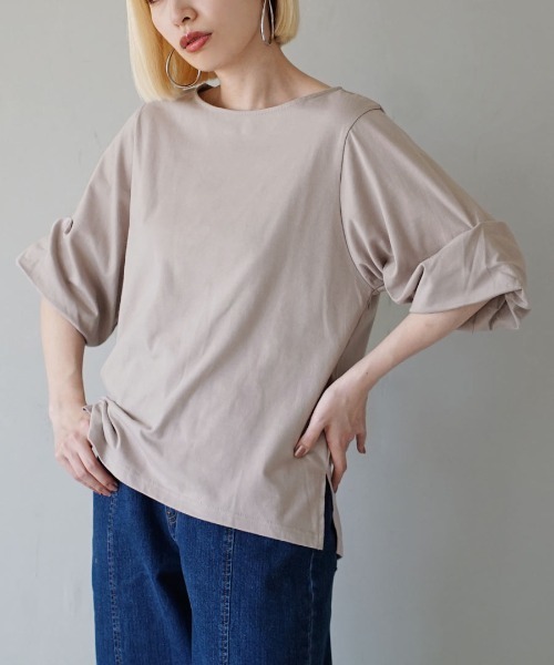 zootie（ズーティー）の「【ちゃっかり着やせできちゃう。】 スタイルアップ デザインスリーブ カットソー［五分袖］（Tシャツ/カットソー・レディース・オフホワイト/ブラック/イエロー系その他/グレー系その他/グレイッシュベージュ/ラベンダー/ブラック×ホワイト/グレイッシュブルー/ライラック/ライトアッシュグレー/チャコール/ベージュ系/レッド系/ライトブルー・M-L/L-XL/3L）」の5枚目の写真