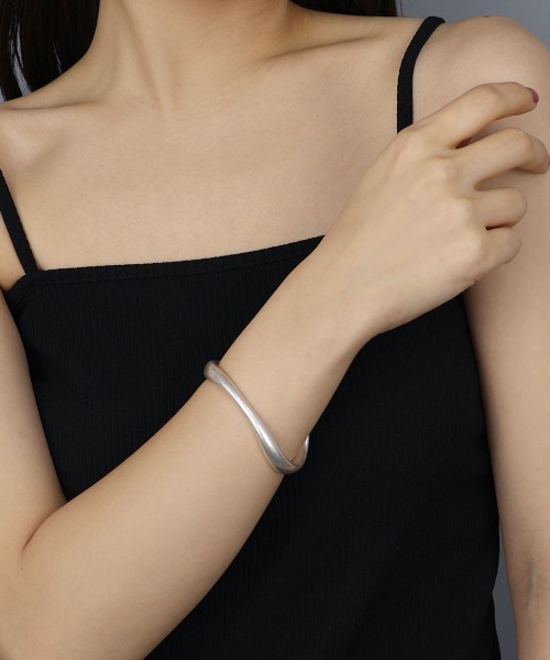 CEMONEMO（セモネモ）の「マットメタル ボリューム カーブ バングル（バングル/リストバンド・レディース・ゴールド/シルバー・FREE）」の2枚目の写真