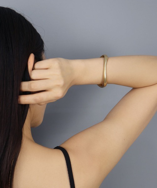 CEMONEMO（セモネモ）の「マットメタル ボリューム カーブ バングル（バングル/リストバンド・レディース・ゴールド/シルバー・FREE）」の4枚目の写真