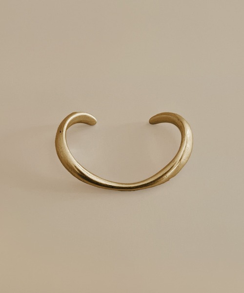 CEMONEMO（セモネモ）の「マットメタル ボリューム カーブ バングル（バングル/リストバンド・レディース・ゴールド/シルバー・FREE）」の5枚目の写真