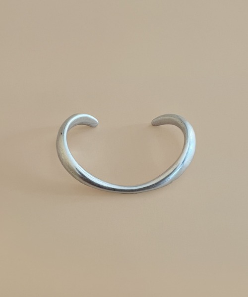 CEMONEMO（セモネモ）の「マットメタル ボリューム カーブ バングル（バングル/リストバンド・レディース・ゴールド/シルバー・FREE）」の8枚目の写真