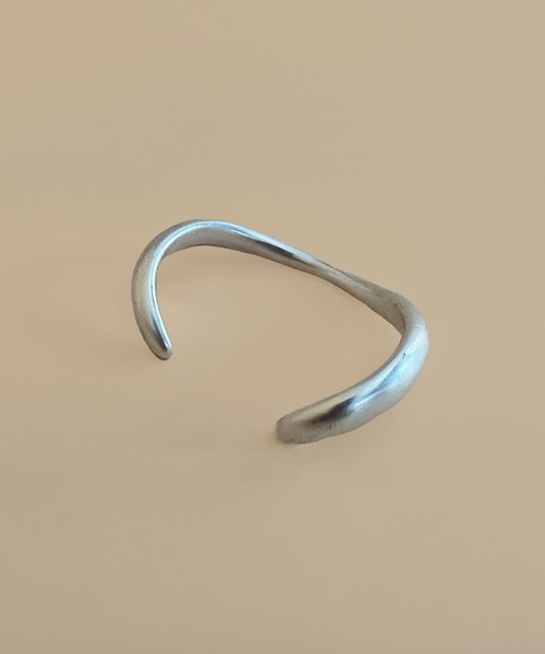 CEMONEMO（セモネモ）の「マットメタル ボリューム カーブ バングル（バングル/リストバンド・レディース・ゴールド/シルバー・FREE）」の9枚目の写真