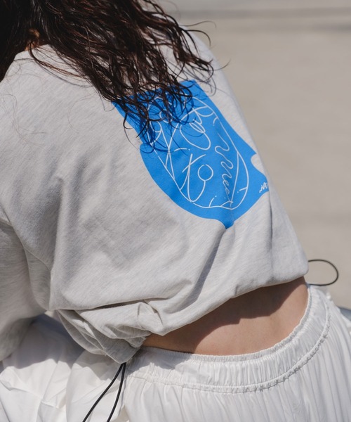 Kastane（カスタネ）の「【UNISEX/サイズ展開あり】SIXSENCE バックプリントTee（Tシャツ/カットソー・レディース・グレー/オフホワイト/イエロー・S/L）」の3枚目の写真