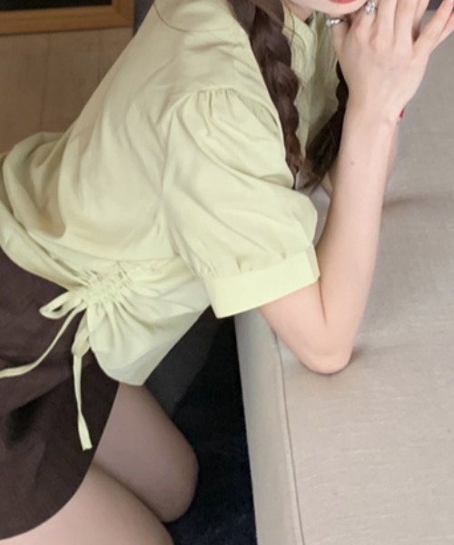 deux amour(ドゥーザムール)の「サイドギャザー短丈ブラウス(シャツ/ブラウス・レディース・ホワイト/グリーン・FREE)」の5枚目の写真
