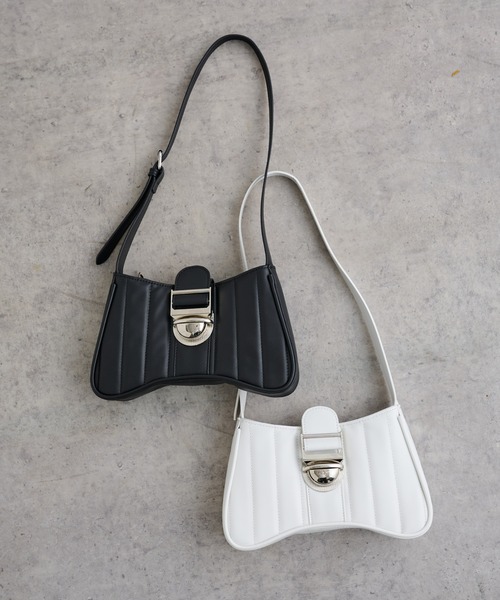 COLONY 2139（コロニートゥーワンスリーナイン）の「フェイクレザーキルティングバッグ（ショルダーバッグ・レディース・ブラック/オフホワイト・FREE）」の15枚目の写真