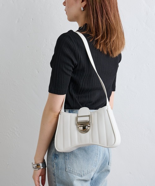 COLONY 2139（コロニートゥーワンスリーナイン）の「フェイクレザーキルティングバッグ（ショルダーバッグ・レディース・ブラック/オフホワイト・FREE）」の4枚目の写真