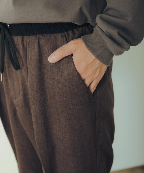 ITEMS URBANRESEARCH（アイテムズ アーバンリサーチ）の「ウエストイージーヘリンボーンテーパードパンツ（その他パンツ・メンズ・ブラック/ブラウン・LARGE/MEDIUM）」の11枚目の写真