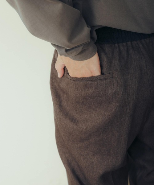 ITEMS URBANRESEARCH（アイテムズ アーバンリサーチ）の「ウエストイージーヘリンボーンテーパードパンツ（その他パンツ・メンズ・ブラック/ブラウン・LARGE/MEDIUM）」の13枚目の写真