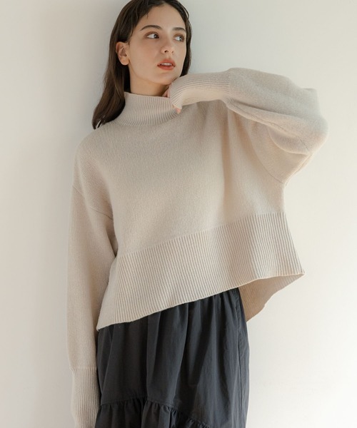 LAKOLE（ラコレ）の「7ゲージタートルショートニットプルオーバー / 985227（ニット/セーター・レディース・ブルー/イエロー/オフホワイト/ピンク/ラベンダー/チャコールグレー・SMALL/MEDIUM）」の2枚目の写真