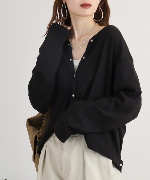atONE(アットワン)の「atONE パールボタンVネックカーディガン(カーディガン/ボレロ・レディース・カーキ/チャコールグレー/杢グレー/バーガンディー/ブラック・LL~3L/4L~5L/M~L)」の1枚目の写真