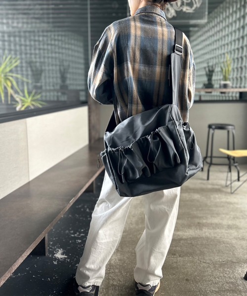 セール】【UNISEX】 ナイロン調ビッグショルダーバッグA4