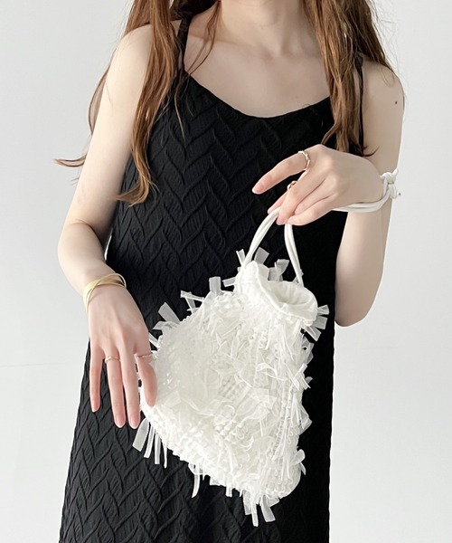 mily bilet（ミウィビレット）の「【mily bilet】トレンド感抜群な甘辛item。フリンジチュール巾着バッグ（ショルダーバッグ・レディース・ホワイト/ブラック・ONE SIZE）」の6枚目の写真