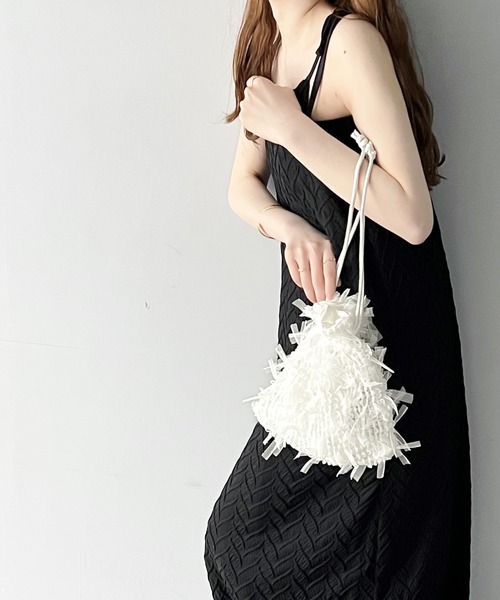 mily bilet（ミウィビレット）の「【mily bilet】トレンド感抜群な甘辛item。フリンジチュール巾着バッグ（ショルダーバッグ・レディース・ホワイト/ブラック・ONE SIZE）」の7枚目の写真